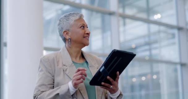 Tablet Των Επιχειρήσεων Και Των Ηλικιωμένων Γυναικών Στο Γραφείο Απευθείας — Αρχείο Βίντεο
