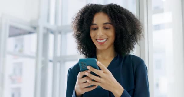 電話で幸せな女性は オフィスで考え ビジネスネットワークのためのソーシャルメディアや電子メールを入力する上でスクロールします 携帯電話 モバイルアプリで通信 インターネットやビジネスの女性とオンラインでチャット — ストック動画