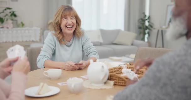 Thee Happy Pensionering Met Vrienden Speelkaarten Woonkamer Voor Ontspanning Diversiteit — Stockvideo