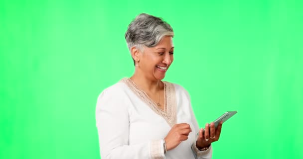 在工作室的绿色屏幕上 滑稽而年长的女人被一个背景模型隔离了 老年人和嘲笑迷因 喜剧或笑话 互联网或社交媒体 滚动应用程序和电子邮件 — 图库视频影像