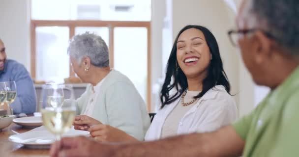 Familia Feliz Cena Comunicación Para Celebrar Casa Con Vino Riéndose — Vídeo de stock