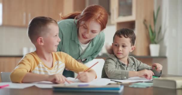 Familie School Een Moeder Helpen Haar Kinderen Met Huiswerk Studeren — Stockvideo