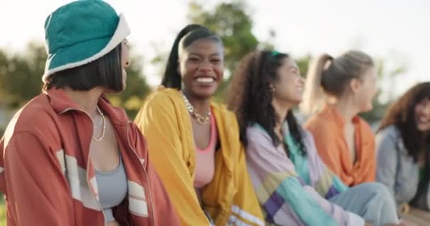 Glad Kvinna Vänner Och Skrattar För Roligt Skämt Social Eller — Stockvideo