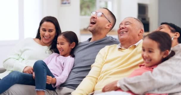 Αστεία Παιδιά Γονείς Και Παππούδες Βλέποντας Τηλεόραση Έναν Καναπέ Στο — Αρχείο Βίντεο