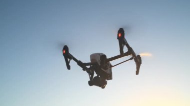 İnsansız hava aracı, teknoloji ve günbatımı uçuşu fotoğrafçılık izleme ya da çekim için doğa, arka plan ve mavi gökyüzü. Hava kaydı için uzaktan kontrol, video ve fütüristik robot aygıtı veya makine.