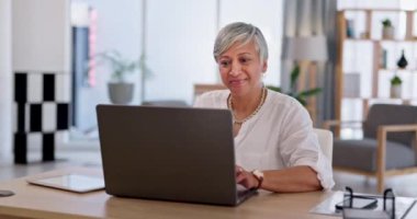 Teknoloji, dizüstü bilgisayarı olan yaşlı bir kadın ve gülümseyerek uzaktan çalışmaktan mutlu. Çevrimiçi iletişim ya da bağlantı, sosyal ağ oluşturma ve yaşlı kadın muhasebeci iş istasyonunda e-posta yazın.