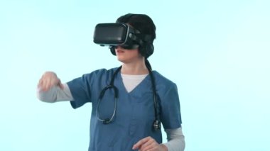 Kadın, hemşire ve sanal gerçeklik gözlükleri. Stüdyoda kullanıcı deneyimi olan gelecekteki sağlık ve tıp teknolojileri. Tıbbi yenilik, fütüristik vr ve mavi zemin üzerinde Hawaii yazılımı olan doktor.