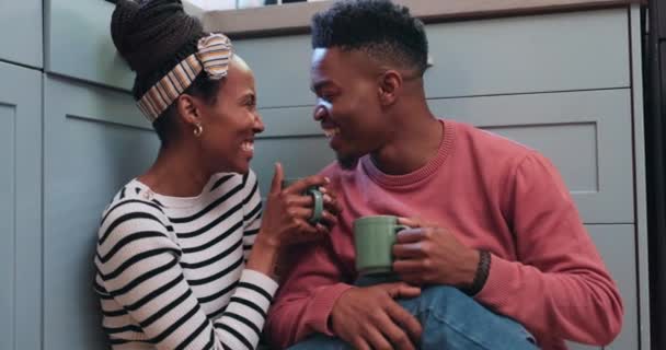 Kuchnia Filiżanka Herbaty Szczęśliwa Czarna Para Więzi Wellness Rozmawiać Miłości — Wideo stockowe