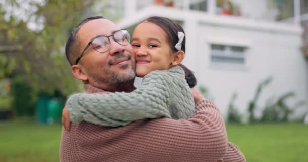 Tatăl Copilul Familia Îmbrățișează Aer Liber Într Curte Zâmbet Fericire — Videoclip de stoc
