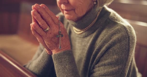 教堂里的手 祈祷和老年妇女 以寻求基督教的联系 精神或信仰 对退休 宗教或在礼拜礼拜堂为希望而赞美上帝的老年人的感恩 信仰和感恩 — 图库视频影像
