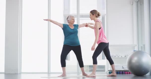 Senior Vrouw Coach Met Stretching Voor Fitness Training Training Fitnessruimte — Stockvideo