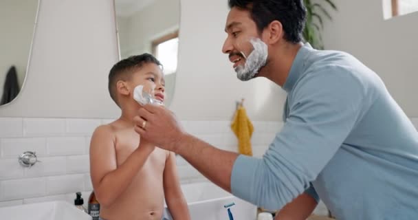 Unterrichten Von Hautpflege Rasierschaum Und Kind Mit Papa Familienbad Zur — Stockvideo
