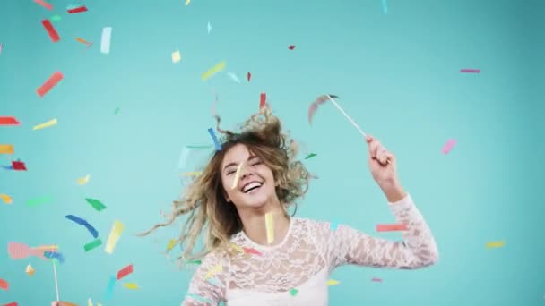 Celebrar Fiesta Cara Una Mujer Con Confeti Aislado Sobre Fondo — Vídeos de Stock