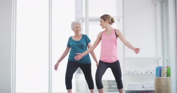 Senior Mulher Instrutor Fitness Para Ioga Classe Ajuda Personal Trainer — Vídeo de Stock
