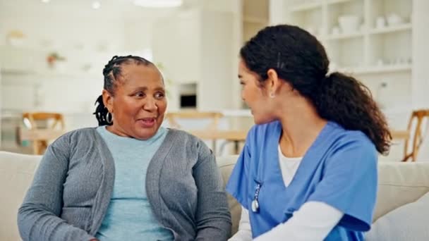 Altenpfleger Altenpflegerin Und Pflegerin Auf Dem Sofa Mit Lachen Betreuung — Stockvideo