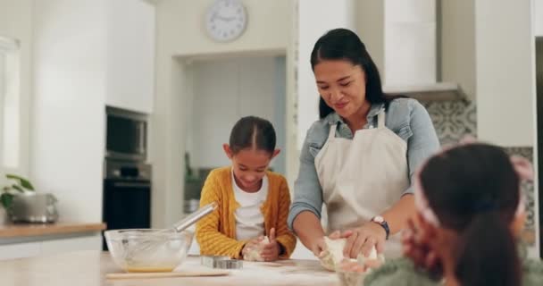 ベーキング そして子供たちと一緒に自宅のキッチンで一緒に料理をする母親 食べ物 姉妹の子供は 子供の発達のための家で彼らの親と焼く方法を学びます — ストック動画