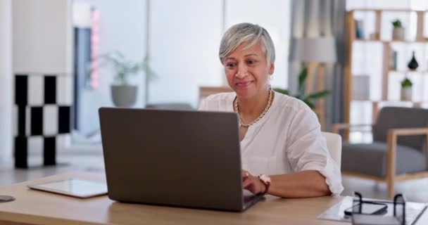 Teknologi Senior Kvinde Med Laptop Glad Fjernarbejde Med Smil Online – Stock-video