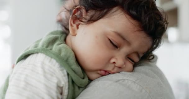 Rosto Bebê Dormir Ombro Pai Casa Com Amor Cuidado Apoio — Vídeo de Stock