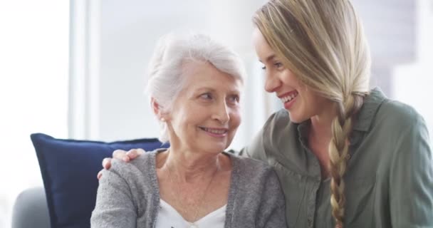 老年人 妇女和女儿抱着 笑着和支持养老院的退休 同情和照顾 老年人 带着拥抱 相遇和快乐的人或女孩 在欢乐的临终关怀所或设施中 — 图库视频影像