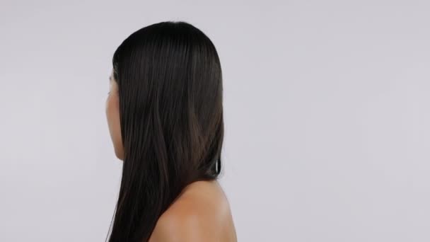 Włosy Piękno Twarz Modelką Azjatycką Studio Białym Tle Pielęgnacji Włosów — Wideo stockowe