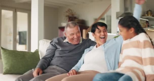 Família Grande Relaxar Abraçar Juntos Sofá Para Ligar Sala Estar — Vídeo de Stock