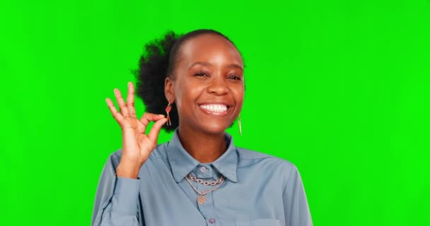 Okと女性は サポートや合意 投票やモックアップの背景にフィードバックで緑のスクリーンスタジオでウィンクに直面しています 肖像画 完璧なアフリカの女性の人に感謝 絵文字やレビュー — ストック動画