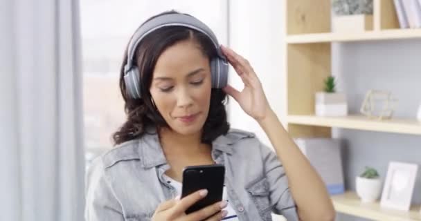 Wanita Headphone Dan Menari Musik Dengan Smartphone Aplikasi Radio Mobile — Stok Video