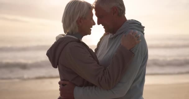 Menari Pantai Dan Pasangan Senior Dengan Cinta Matahari Terbenam Dan — Stok Video