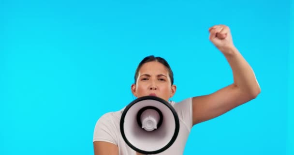 Женское Лицо Мегафон Протестный Кулак Студии Перемены Справедливость Голос Власть — стоковое видео