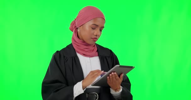 政府のニュースや記事のためのイスラム文化のタブレット 緑の画面と女性 弁護士や学生弁護士 チェック デジタル技術と裁判官 法的労働者やスタジオの背景にサウジアラビア人 — ストック動画