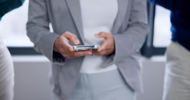 Nærbilde Forretning Person Med Smarttelefon Hender Forbindelse Med Kommunikasjon Bank – stockvideo