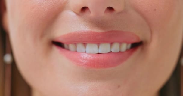 歯と医療や歯科健康の結果のための女性のクローズアップ笑顔 ホワイトニングや治療の進行を示す人や歯科医師の口 健康と唇や口腔衛生 — ストック動画