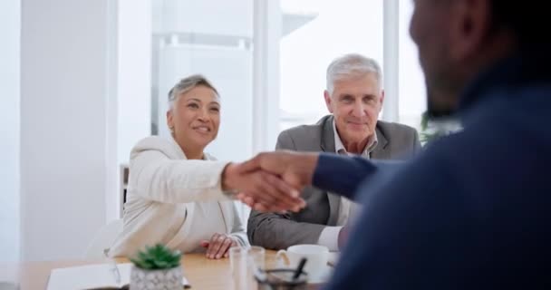 Reunião Clientes Empresários Seniores Aperto Mão Para Sucesso Investimento Negócio — Vídeo de Stock