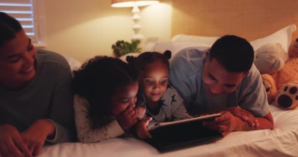 Lustig Tablet Und Familie Schlafzimmer Der Nacht Bonding Und Streaming — Stockvideo