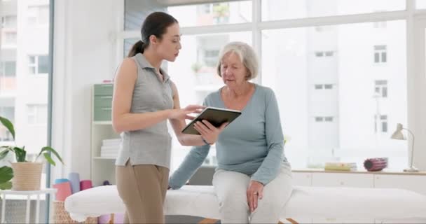 医生和老年妇女的建议 医疗结果和数字支持 物理治疗 医疗保险和脊医帮助老年患者获得临床信息 — 图库视频影像