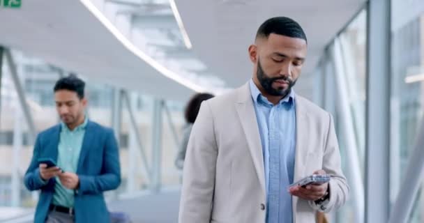 모바일 앱에서 항공편 정보를 확인하기 공항에서 비즈니스 사업가 스마트 — 비디오