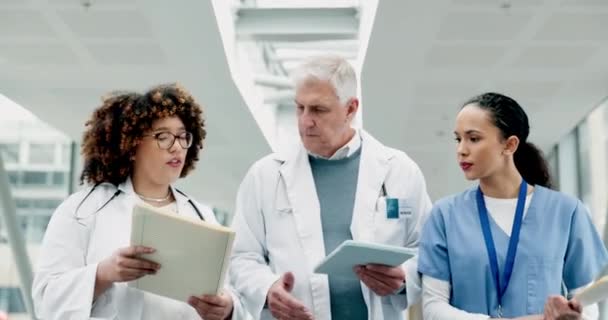 Paperwork Healthcare Doctors Tablet Teamwork Digital Plan Diagnosis Results Advice — Stock Video