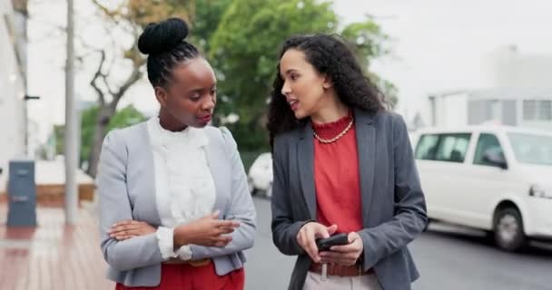 Mujeres Negocios Conversación Ciudad Con Teléfono Descanso Una Calle Con — Vídeos de Stock