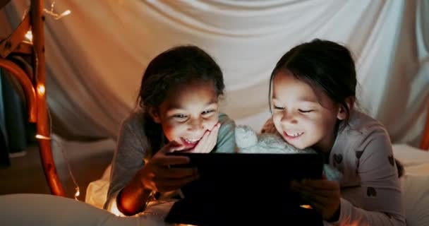 寝室のテントで読書するタブレット または姉妹は 夜に一緒に物語を語ったり絆を築いたりします テクノロジー またはベッドタイムの自宅の床に横たわっている女性の兄弟姉妹の子供との愛 — ストック動画