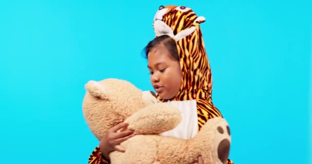 Dzieci Pluszowy Miś Piżama Dziewczyną Przed Snem Niebieskim Tle Studio — Wideo stockowe