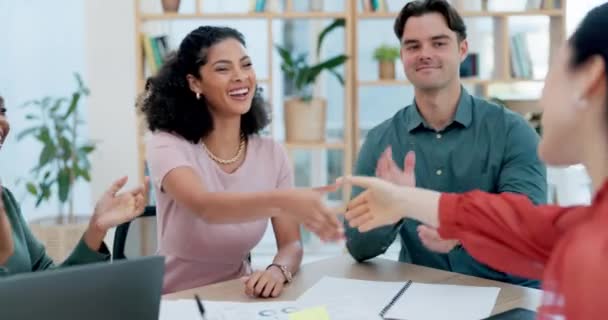 Üzleti Taps Kézfogás Találkozó Személyzet Bevonása Velük Való Kommunikáció Érdekében — Stock videók