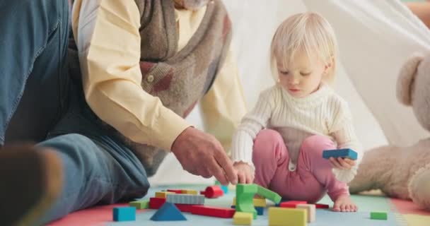 Bouwstenen Speelse Oudere Man Met Zijn Kleinkind Haar Speelkamer Kinderkamer — Stockvideo