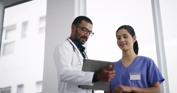 护士和平板电脑 用于医院管理 临床研究和结果 在线图表或规划 医科学生 人员或数字技术导师 用于远程保健或医疗保健团队合作 — 图库视频影像