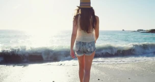 Παραλία Ευτυχισμένη Και Νεαρή Γυναίκα Περιπέτεια Διακοπές Σαββατοκύριακο Ταξίδι Για — Αρχείο Βίντεο