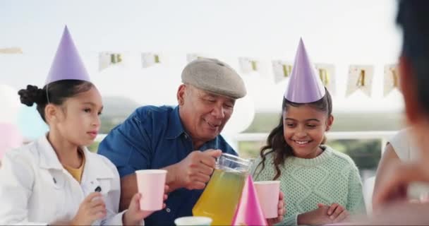 Mamá Abuelo Niña Parque Para Cumpleaños Celebración Evento Fiesta Aire — Vídeos de Stock