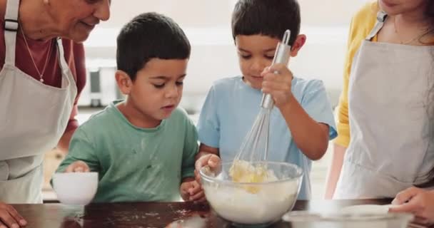 Счастливая Бабушка Мама Дети Выпечки Кухне Счастливая Семья Братьями Сестрами — стоковое видео