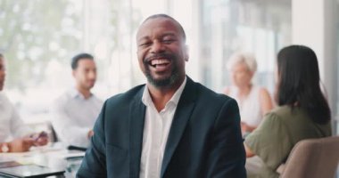 Afrikalı işadamı, toplantıda gülümseme ve yüz, yönetici planlaması ve atölyedeki iş adamları. Atlanta şirketinde bütçe, finans ve takım çalışması için mutlu siyahi adam, lider ve portre.