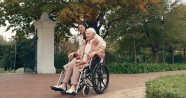 Kıdemli kadın, tekerlekli sandalye ve park, doğa ya da bahçe bakıcısı birlikte. Sağlığı, sağlığı ve rehabilitasyonu için yürüyen mutlu, yaşlı bir insan..