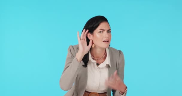 Stüdyoda Fısıltı Ilgi Gizemi Dinlemek Için Kulağı Olan Bir Kadın — Stok video