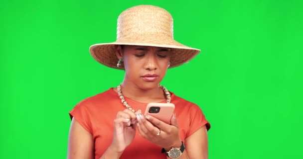 Mulher Assustada Tela Verde Telefone Com Problema Rede Para Viajar — Vídeo de Stock